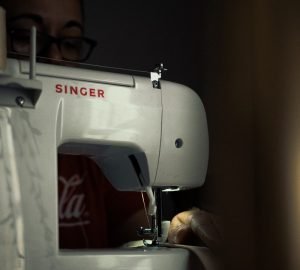 how to thread a singer sewing machine featured image
